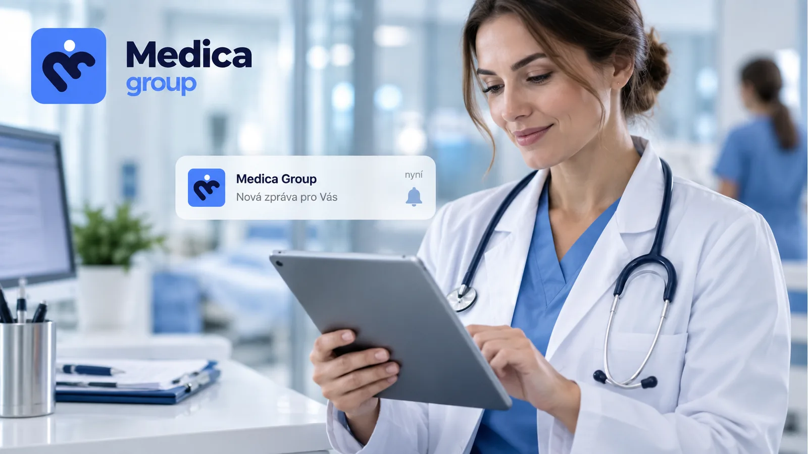 Zdravotnice Medica Group čte webové oznámení na tabletu