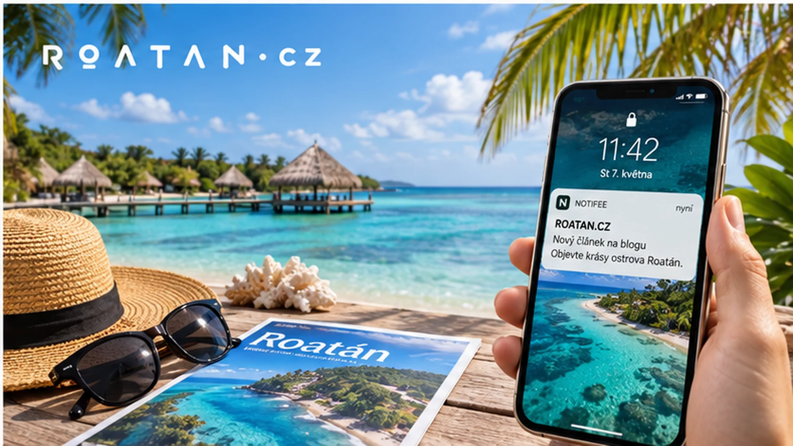Karibský ostrov Roatán a telefon s oznámením o novém cestovatelském článku